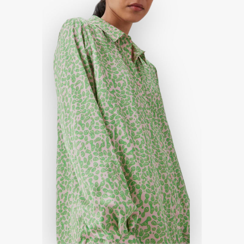 classic-green-groene-printed-dames-blouse-gerecycled-polyester-satijn-kraag-lange-mouwen-clarkemd-van-modstrom-she-stories-gwen
