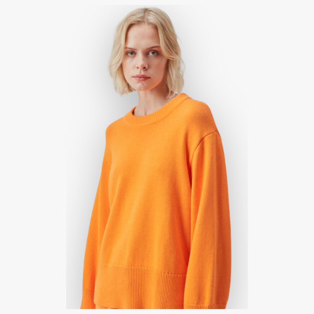 vibrant-orange-oranje-dames-gebreide-trui-oversized-lange-wijde-mouwen-ronde-hals-corbinMD-van-modström-she-stories-gwen