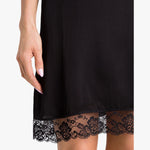 zwarte-dames-mini-jurk-satijn-v-hals-spaghettibandjes-kant-viscose-222TT2550-van-twinset-milano-she-stories-gwen