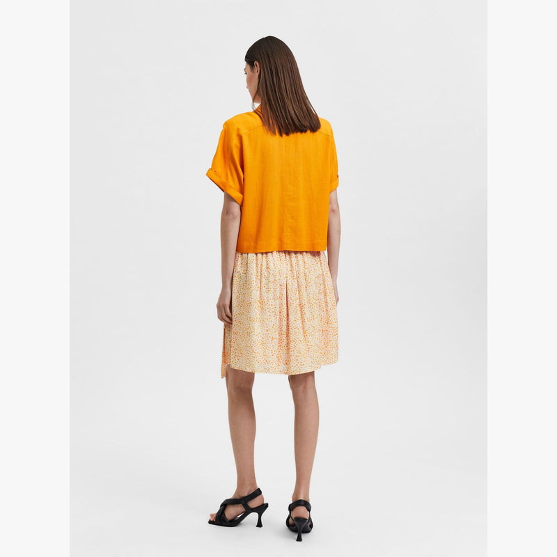 oranje-dames-blouse-met-klassieke-kraag-wijde-korte-mouwen-cropped-fit-van-selected-femme-she-stories-gwen