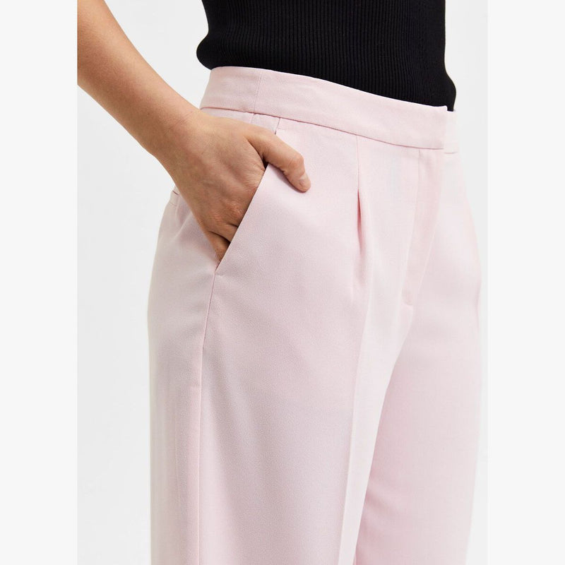 krijt-roze-dames-broek-met-medium-waist-wijde-pijpen-pantalon-slftinni-van-selected-femme-she-stories-gwen