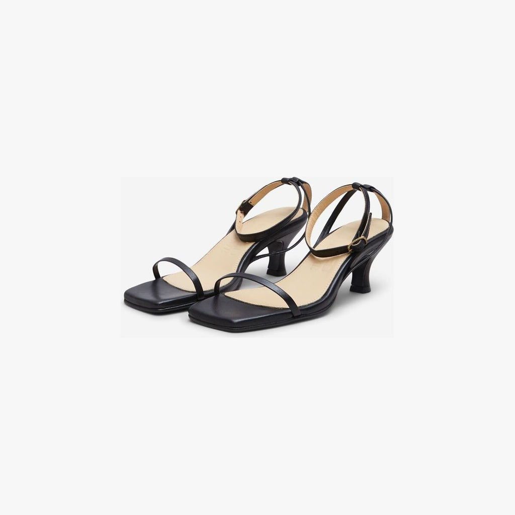 zwarte-leren-dames-sandalen-met-smalle-bandjes-slfann-van-selected-femme-she-stories-gwen