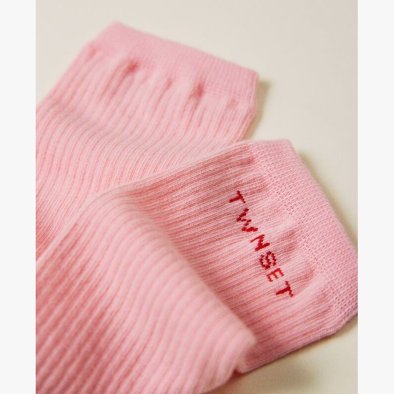 roze-geribbelde-dames-sokken-met-logo-221TA4121-van-twinset-milano-she-stories-gwen