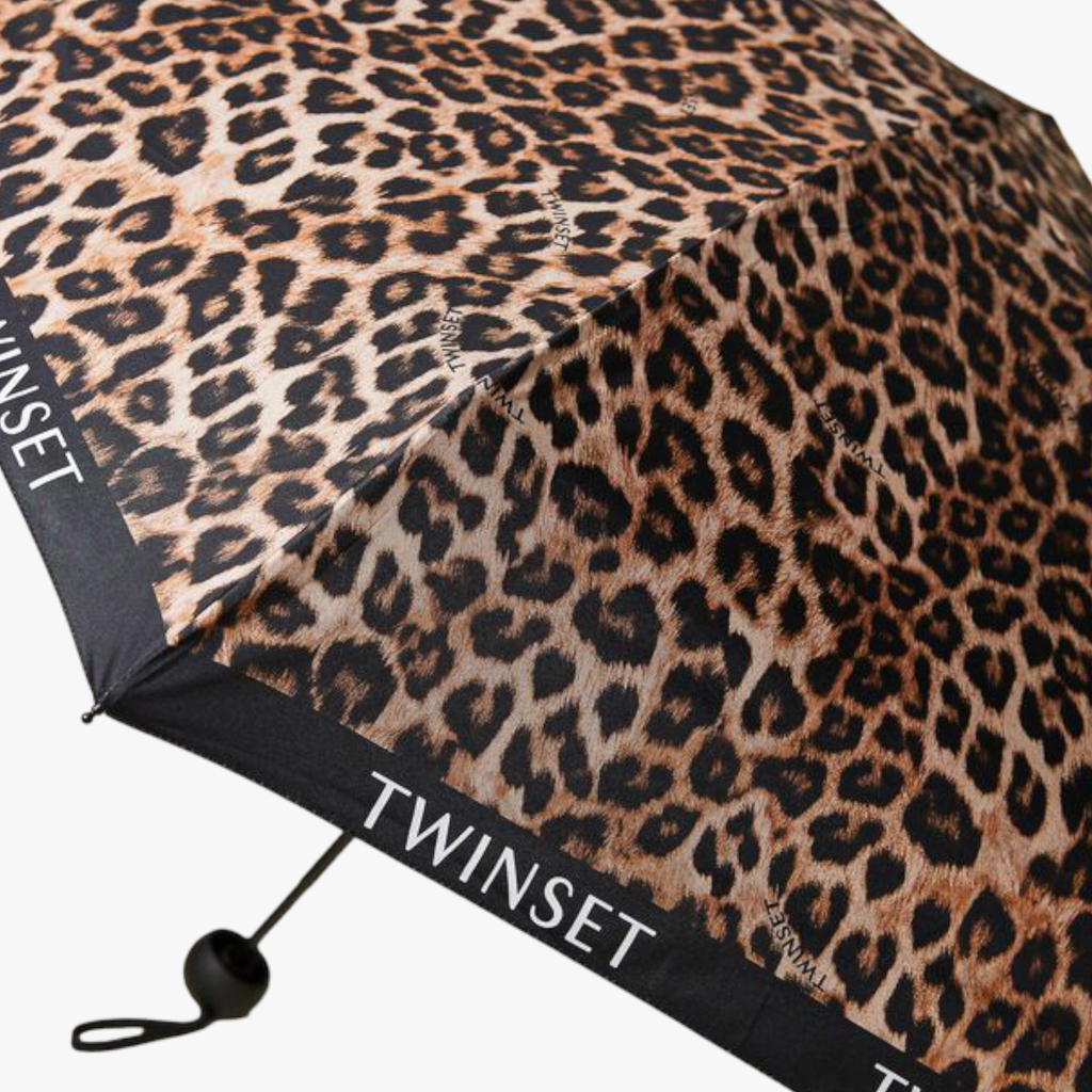 leopard-printed-dames-paraplu-logo-bruin-zwart-van-twinset-milano-she-stories-gwen