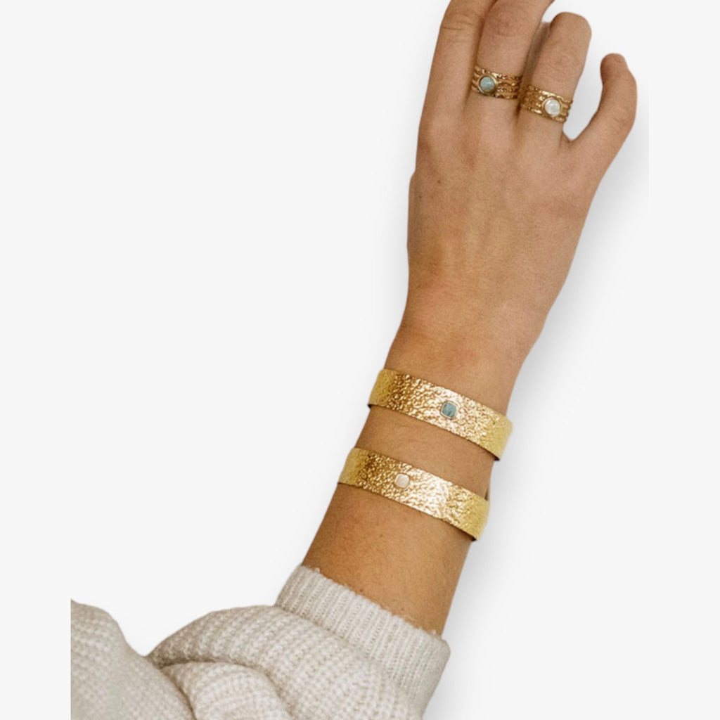 gouden-dames-armband-bangle-natuursteen-verguld-staal-lior-van-zag-bijoux-she-stories-gwen