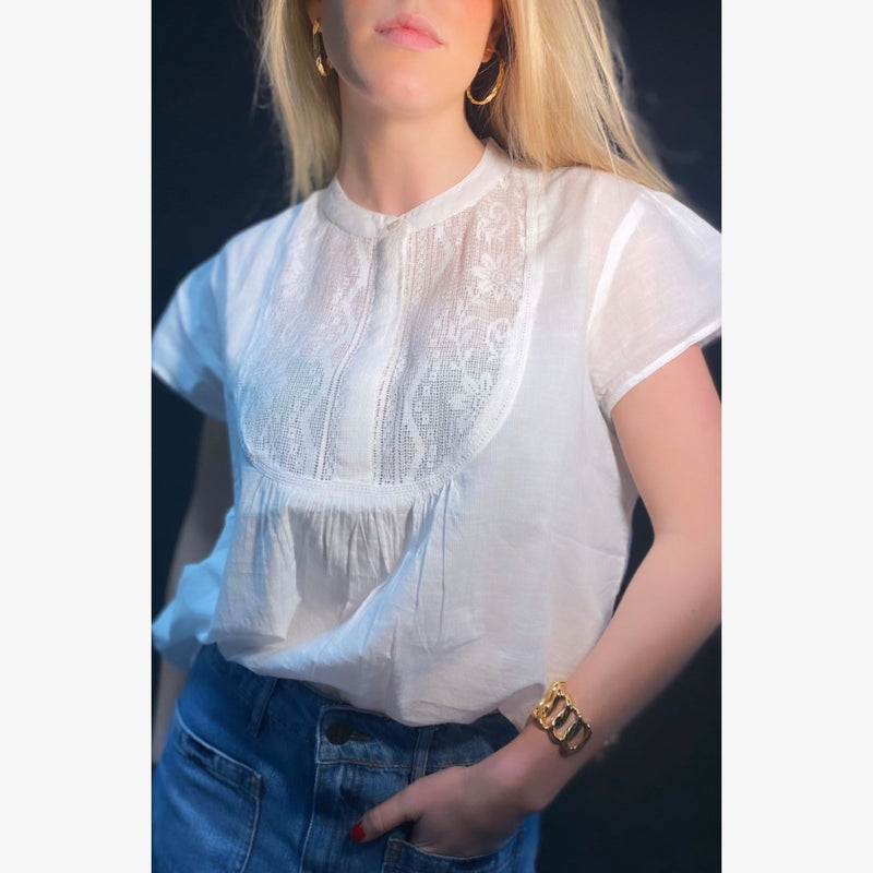 blouse-wit-kanten inzetstuk op de borst-kort kap mouwtje-shestories